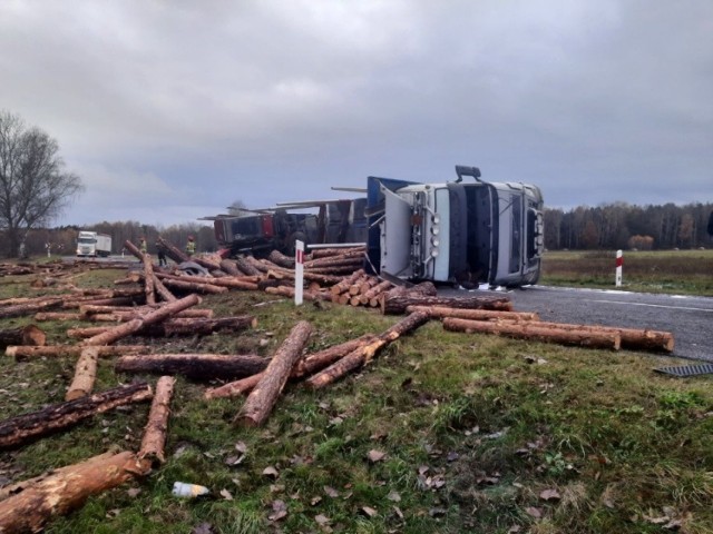 Na drodze na terenie gminy Bobrowice przewróciła się ciężarówka z drewnem.