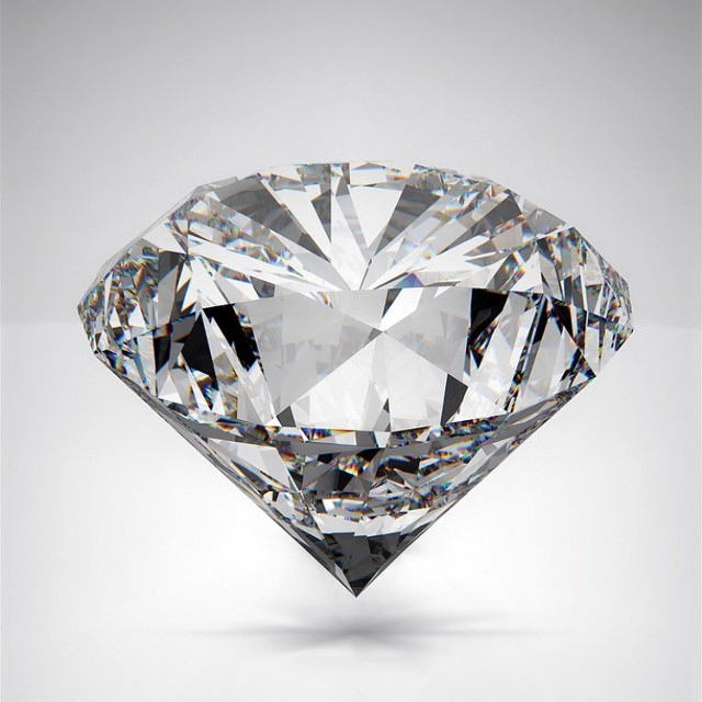 Cena jednego grama diamentu to około 55 tysięcy dolarów, czyli jakieś 220 tysięcy złotych. Z wygraną rzędu 35 milionów złotych można by zrobić bardzo drogi prezent dla naszej lepszej połówki. 


