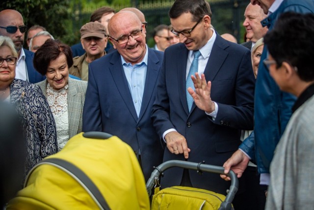 Premier Morawiecki w Parku Śląskim spotkał się z mieszkańcami. Wykorzystał kilka słonecznych godzin na spacer.