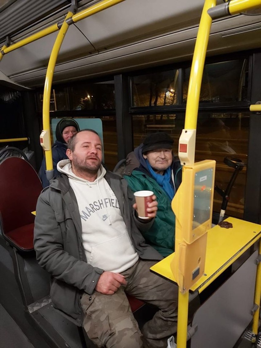Streetbusem jeździ codziennie nawet 50 osób. Bezdomnych karmią i wspierają wolontariusze [ZDJĘCIA]