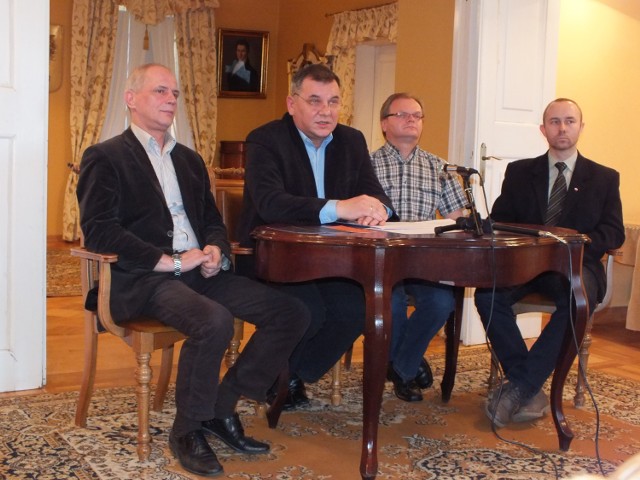 Związkowcy z kopalni, od lewej: Krzysztof Mariankowski, Waldemar Lutkowski, Ryszard Fryś i Wiktor Karnawalski.