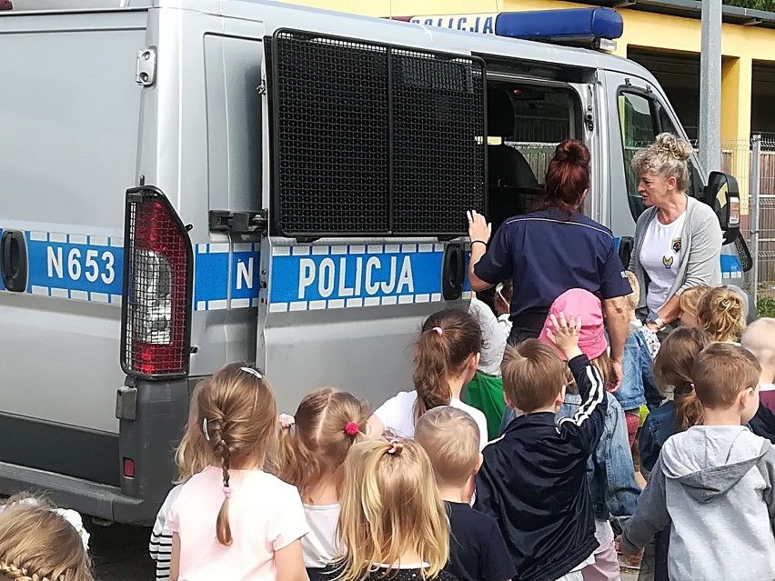 Maluchy z Promyka i Ekologicznego z wizytą u kwidzyńskich policjantów [ZDJĘCIA]