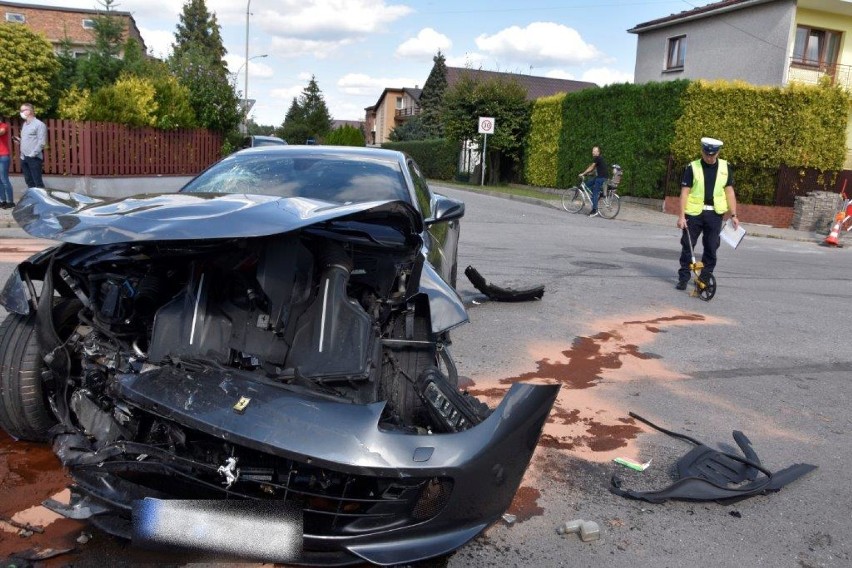 Wypadek w Tarnowie. Ferrari nadaje się do kasacji po zderzeniu z seicento i seatem na skrzyżowaniu ulic Jaracza i Ćwiklińskiej  [ZDJĘCIA]