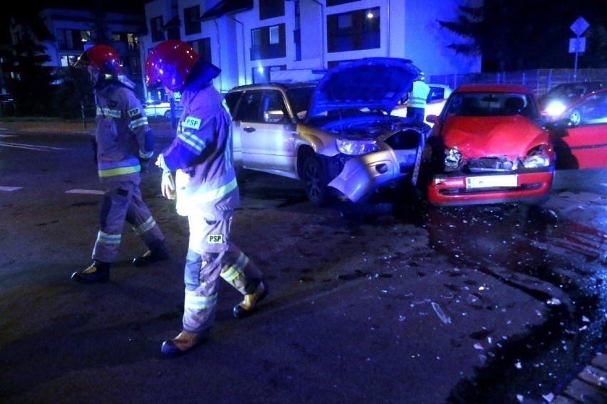 Wrocław. Groźnie wyglądający wypadek na Muchoborze. Jedna osoba w szpitalu [ZDJĘCIA]