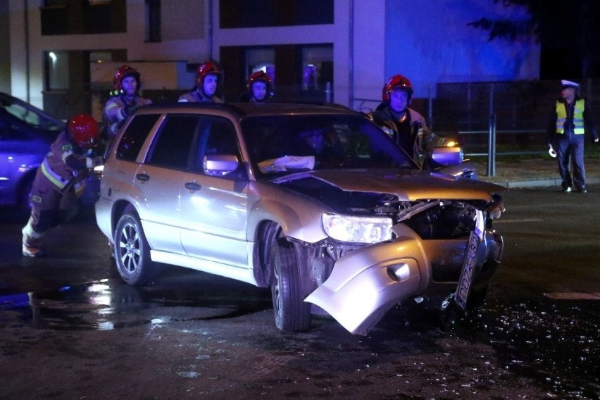 Wrocław. Groźnie wyglądający wypadek na Muchoborze. Jedna osoba w szpitalu [ZDJĘCIA]