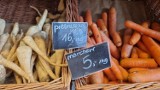 Pietruszka 15 zł za kilogram, ziemniaki 9 zł za kilogram. AGROunia prezentuje ceny z warzywaniaka w centrum Warszawy