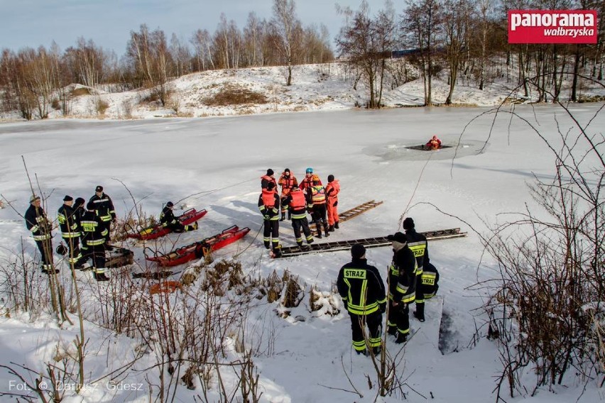 Wałbrzych: Ćwiczenia strażaków z ratownictwa lodowego na stawach w Poniatowie. ZDJĘCIA