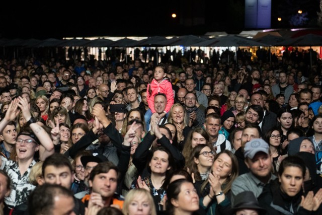 Męskie Granie 2019 rozpoczęte. Tegoroczny Cykl koncertów zaczął się w sobotę na poznańskiej Cytadeli. Dla fanów, których nie odstraszyła nawet deszczowa pogoda, zagrali m.in. Krzysztof Zalewski, Katarzyna Nosowska, Tomasz Organek i zespół Łąki Łan.

Zobacz kolejne zdjęcie --->