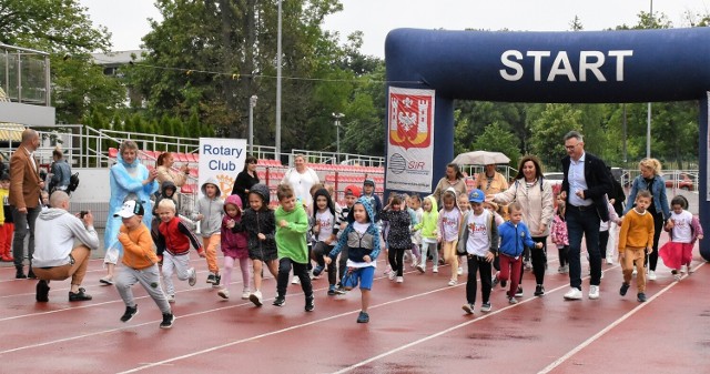 Około 500 przedszkolaków z miasta i gminy Inowrocław wzięło udział w charytatywnym biegu na rzecz ukraińskich rodzin. Imprezę zorganizował Rotary Club Inowrocław