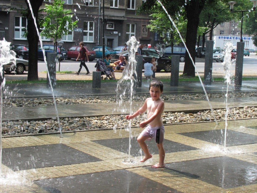 Upały w mieście? W ochłodzie pomóc mogą fontanny, jak ta na Placu Piłsudskiego w Gliwicach