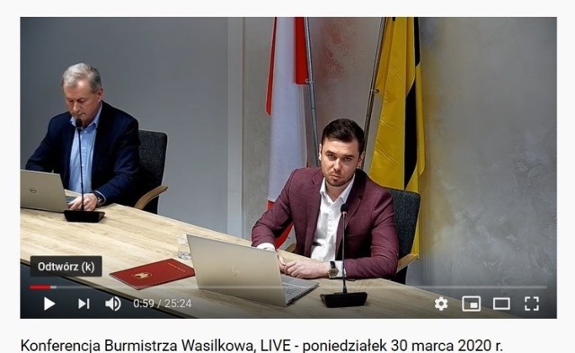 Konferencja internetowa burmistrza Wasilkowa Adriana Łuckiewicza (z lewej sekretarz gminy)