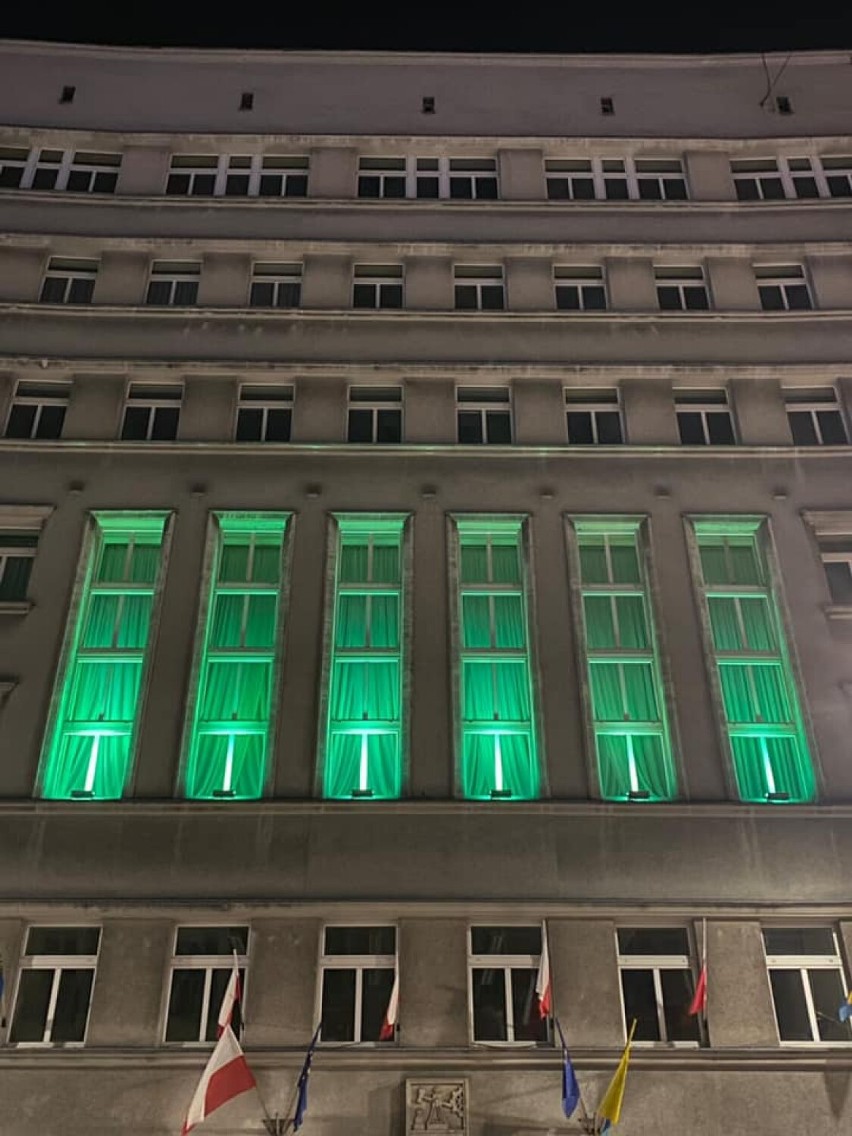 Zobacz podświetlone budynki urzędów na zielono. KLIKNIJ W...
