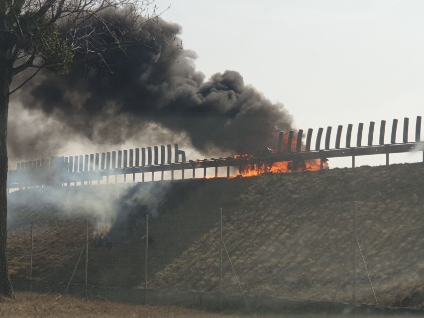 Pożar samochodu BMW na autostradzie A1