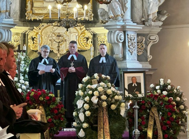 W środę 10 stycznia w Kościele Ewangelicko-Augsburskim pw. Zbawiciela w Kluczborku odprawione zostało nabożeństwo żałobne za zmarłego księdza seniora Henryka Schrödera, wieloletniego proboszcza miejscowej parafii.