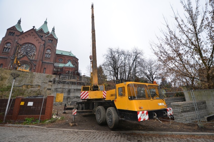 W Czeladzi wciąż odbudowują mur oporowy