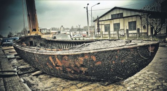 Barka, którą przedwczoraj wydobyto z Odry, została wyciągnięta ...