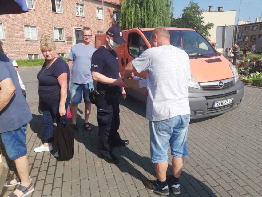 Kwidzyn. Maseczki zamiast mandatu? Policjanci rozdawali je na miejskim targowsku, przypominając o zasadach bezpieczeństwa [ZDJĘCIA]