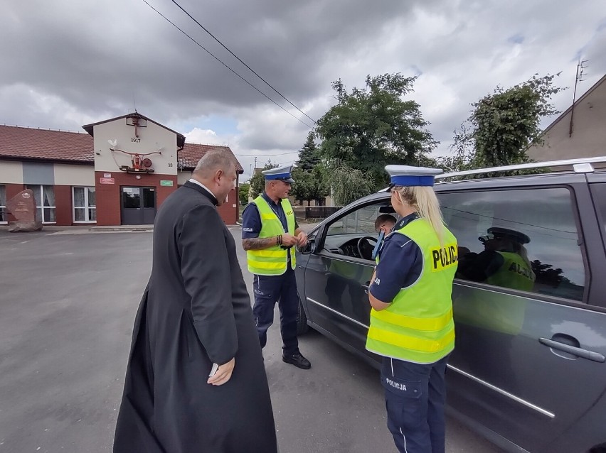 Ksiądz pomagał policjantom w pracy. Wręczali kierowcom ulotki i obrazki ze św. Krzysztofem