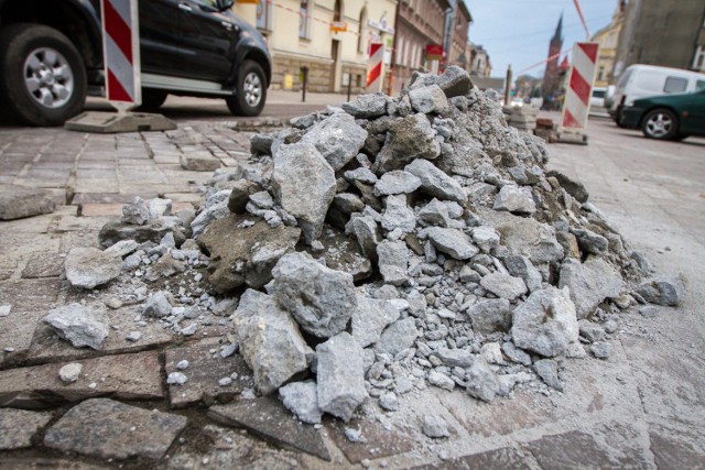 Zdaniem radnych, norm nie spełnia też beton użyty do podbudowy