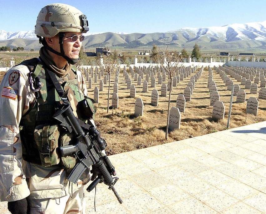 Amerykański żołnierz a w tle cmentarz w Halabdży...