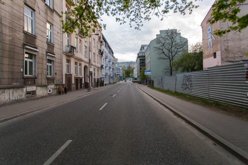 Puste ulice w Warszawie. Mniej samochodów i pieszych podczas długiego weekendu [ZDJĘCIA]