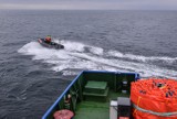 Akcja ratownicza tonącego kutra rybackiego. Załogę ratowali pomorscy pogranicznicy i śmigłowiec Marynarki Wojennej