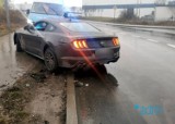 Ford mustang ściął sygnalizator w Poznaniu. Pasażer był pijany. Co z kierowcą? Zobacz zdjęcia