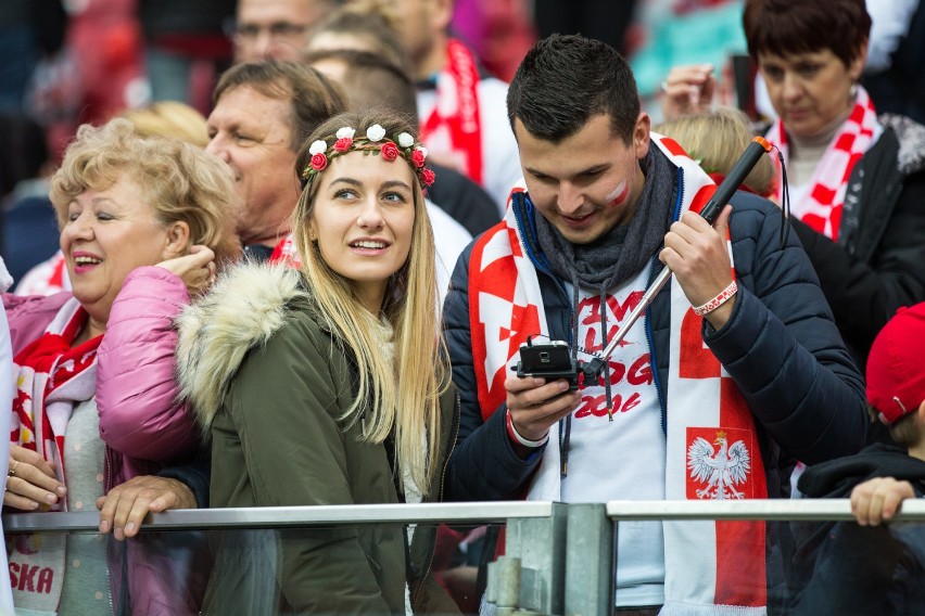 Polska - Czarnogóra: Kibice ponieśli piłkarzy! Piękne fanki...