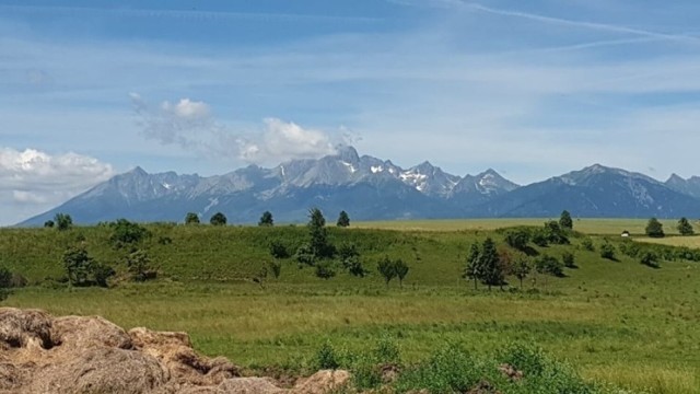 Kolejowe połączenie z Muszyny do Popradu na Słowacji w ubiegłych latach było bardzo popularne. Widoki zza szyby na Tatry zachwycają