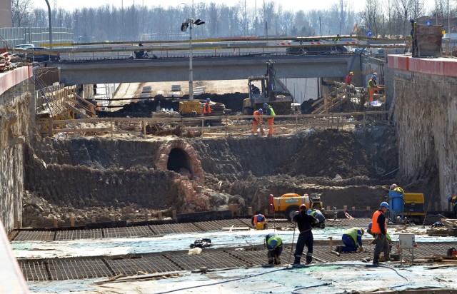 Trasa Górna ma zostać oddana do użytku 1 września. Najpóźniej zakończy się  budowa tunelu pod ul. Pabianicką