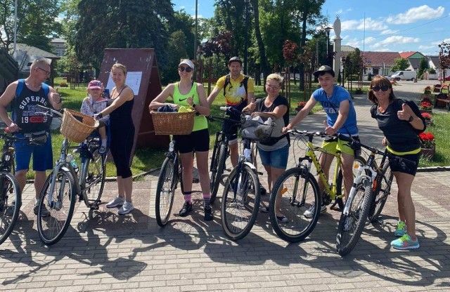 Grupa rowerzystów skorzystała z zaproszenia Wioletty Kucharskiej i wybrała się na Bobrowiska