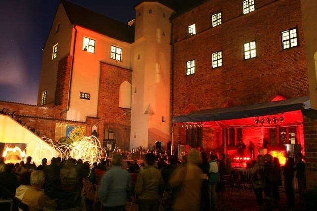 W programie Nocy Muzeum zaplanowano m.in. zabawy plebejskie dla dzieci i młodzieży z udziałem grupy rekonstrukcyjnej Rycerstwa Ziemi Słupskiej (godz. 18:00-20:00).