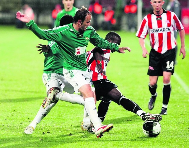 O piłkę walczą Paweł Nowak (zielona koszulka) i Saidi Ntibazonkiza