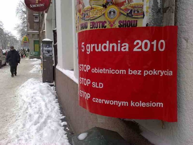 Czerwone plakaty w Opolu
