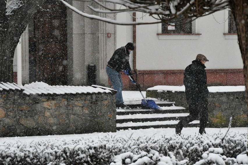 W Opatowie i powiecie opatowskim śnieg pada nieprzerwanie od...
