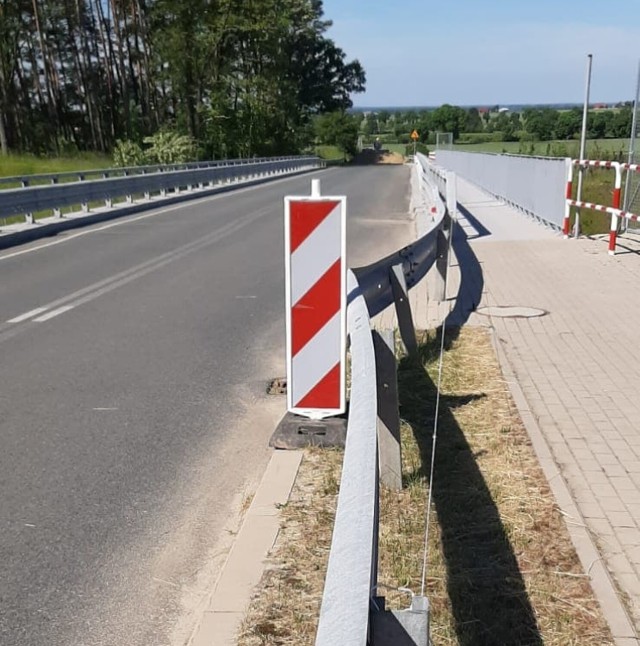 Tak wygląda wygięta barierka na zamkniętym wiadukcie