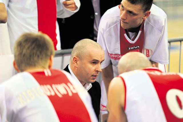 Trener Piotr Zych udziela wskazówek swoim podopiecznym.