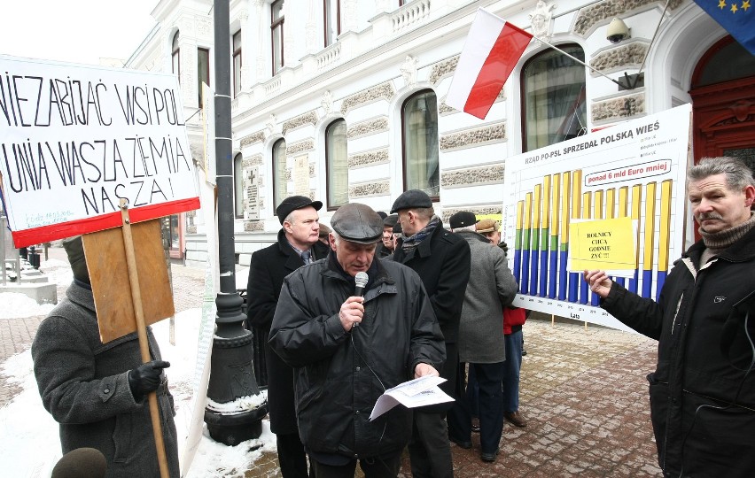 Protest rolników na Piotrkowskiej w Łodzi. Przeciw sprzedaży ziem i likwidacji szkół