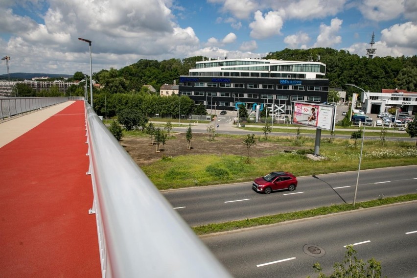 Kraków. Rok temu wybudowali kładkę w Podgórzu i już ją trzeba naprawiać 