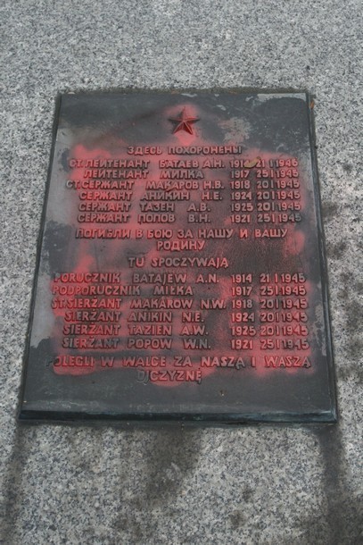 Nowy Sącz: czerwona farba na pomniku czerwonoarmistów [ZDJĘCIA]