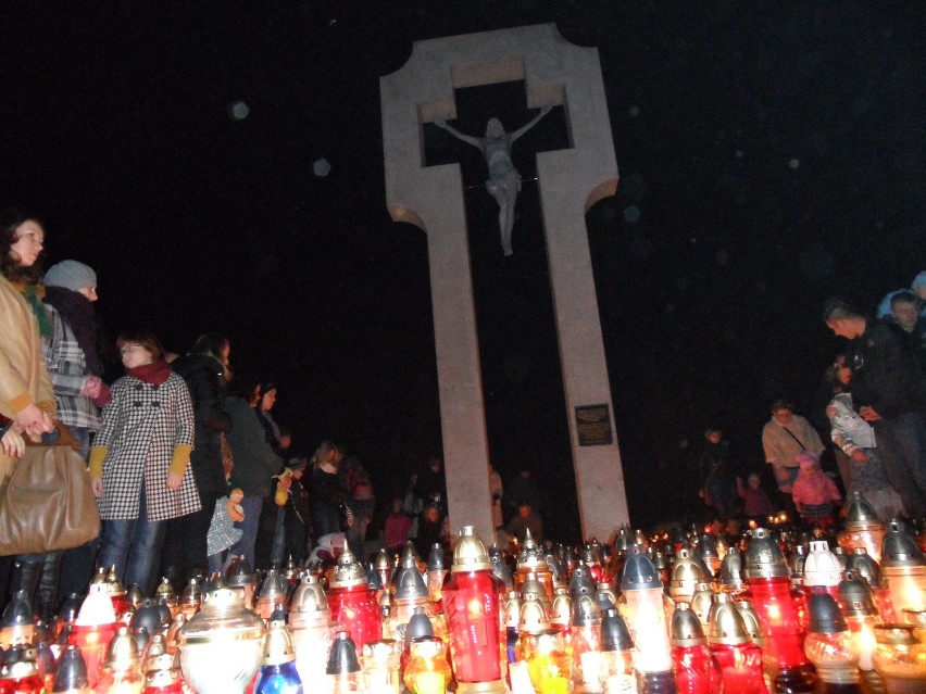 Żory: Na cmentarzach palą się tysiące zniczy, też pod nowym krzyżem-bramą na cmentarzu na ul. Nowej