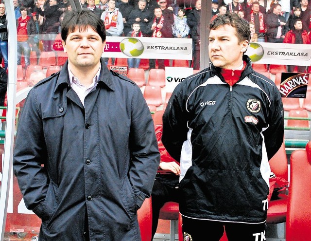 Trener pierwszej drużyny - Radosław Mroczkowski (z lewej) i szkoleniowiec zespołu Młodej Ekstraklasy- Tomasz Kmiecik.