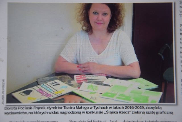 Dorota Pociask-Frącek, dyrektor Teatru Małego w Tychach w latach 2016-2019, z częścią  wydawnictw, na których widać nagrodzoną w konkursie „Śląska Rzecz” zieloną szatę graficzną
