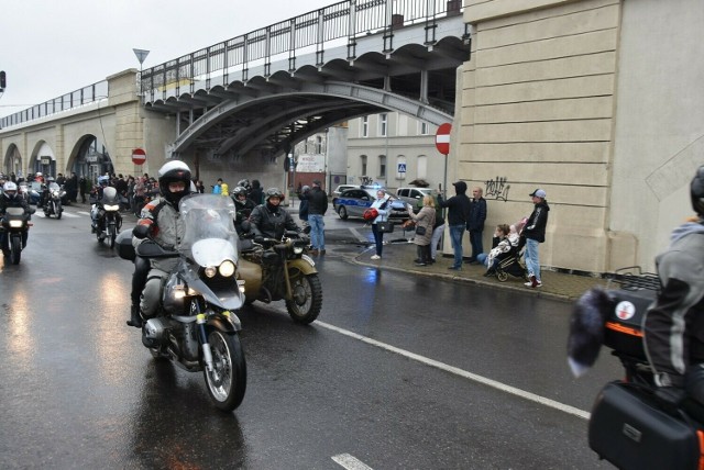 Rok temu, choć pogoda nie dopisała, w paradzie na rozpoczęcie sezonu uczestniczyło kilkuset motocyklistów.