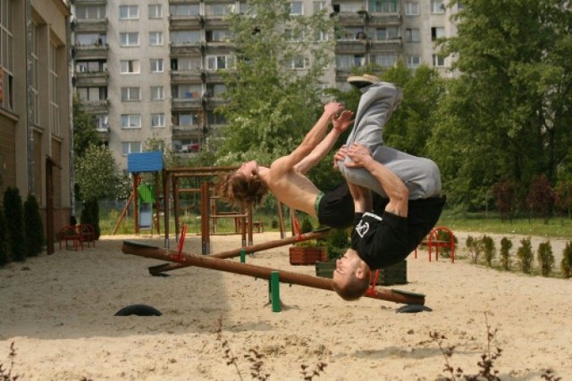 W poniedziałek (15 kwietnia) z dachu czteropiętrowej kamienicy ...