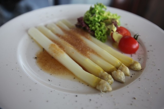 Przepis na szparagi z masłem i bułką tartą
