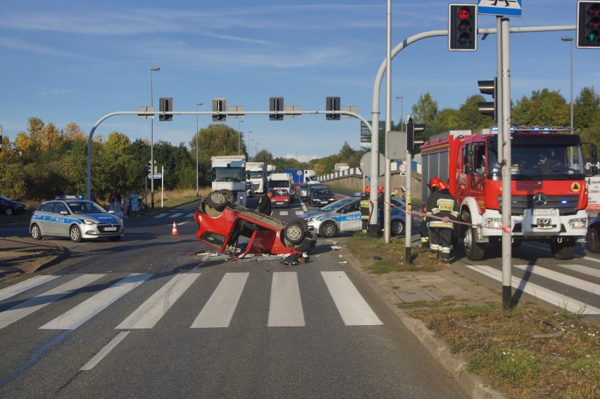 Wypadek w Kaliszu. Na Stawiszyńskiej seicento zderzyło się z autobusem i dachowało [FOTO]