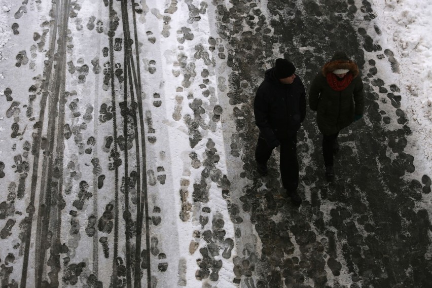 Atak zimy w Krakowie: śnieg i trudna sytuacja na drogach [ZDJĘCIA]               