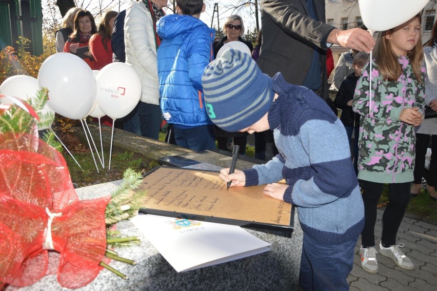 Odsłonięto ławkę Władysława Grabskiego. Stanęła ona przed jego pomnikiem w Łowiczu [ZDJĘCIA]