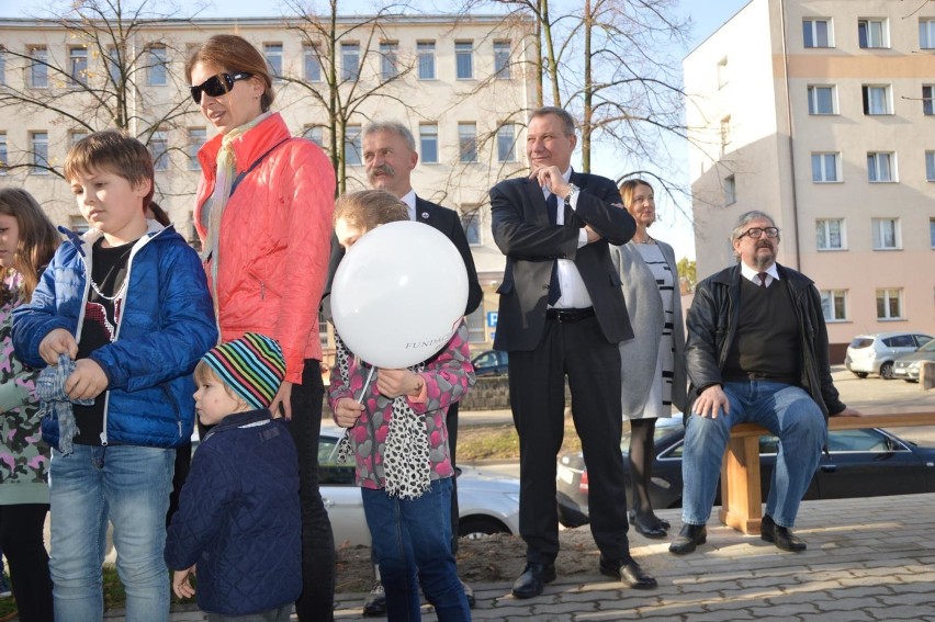 Odsłonięto ławkę Władysława Grabskiego. Stanęła ona przed jego pomnikiem w Łowiczu [ZDJĘCIA]